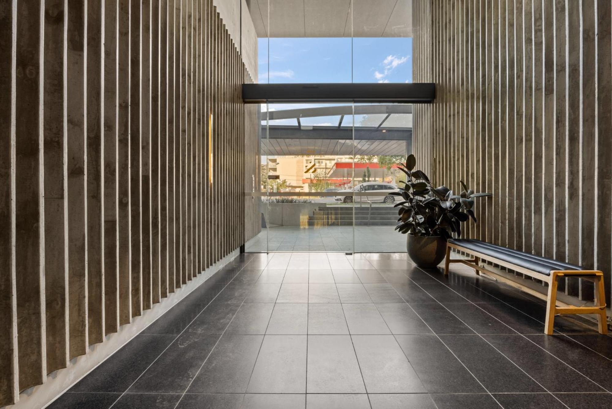 Elegant 2-bed Urban Retreat With Outdoor Dining Apartment *