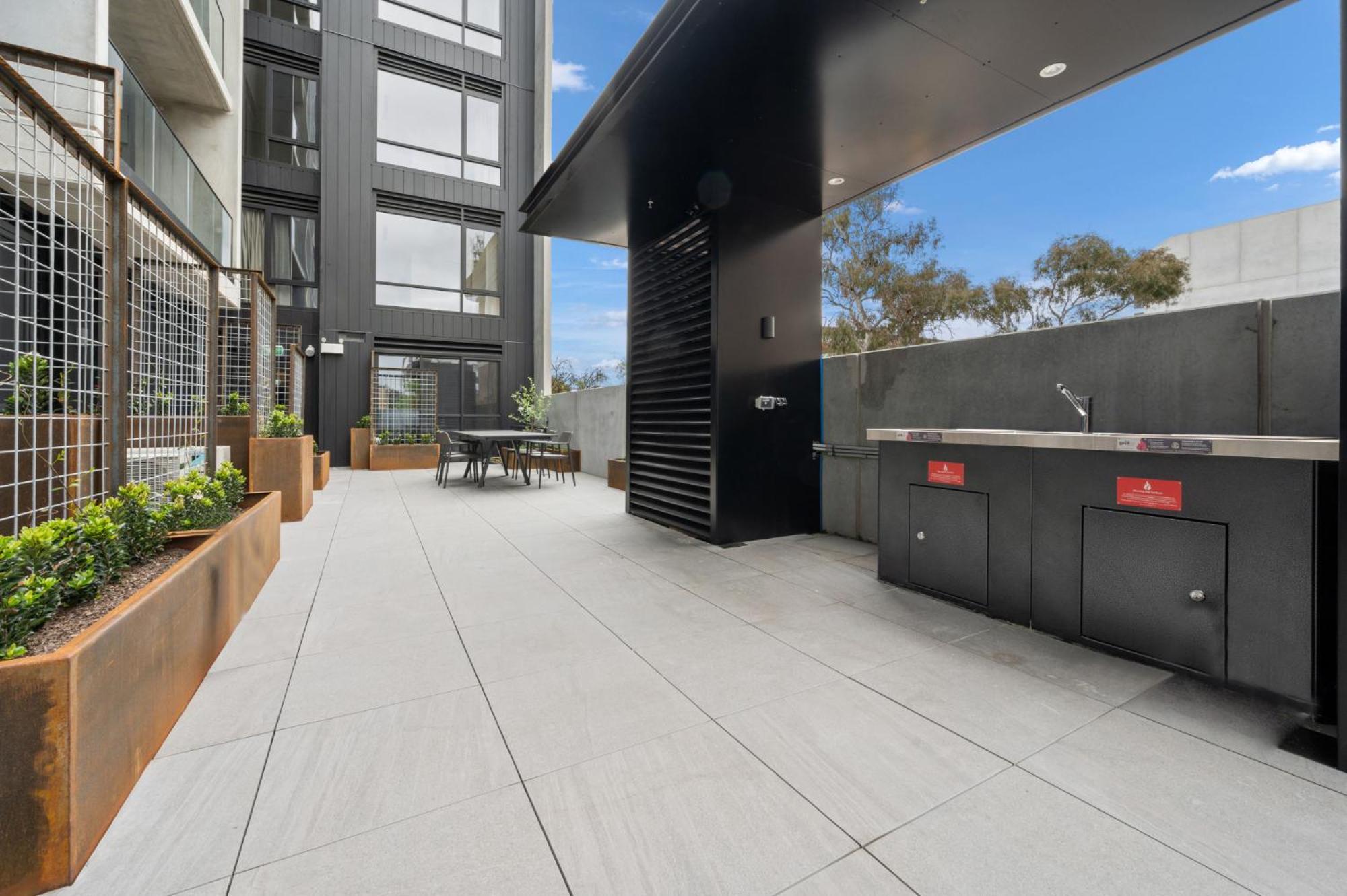 Stylish 2-bed In Braddon With Alfresco Dining Apartment *