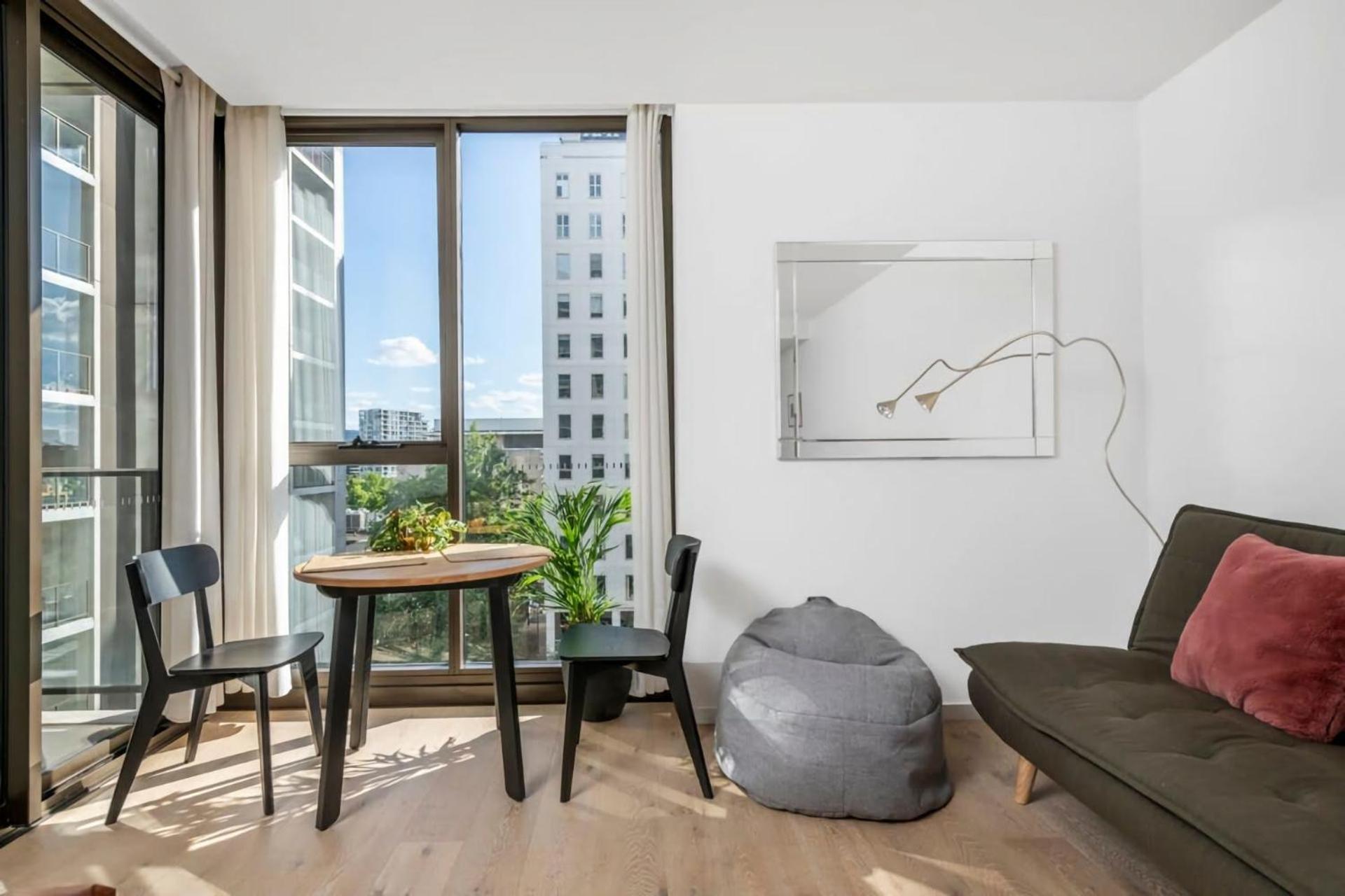 London Circuit Escape Apartment