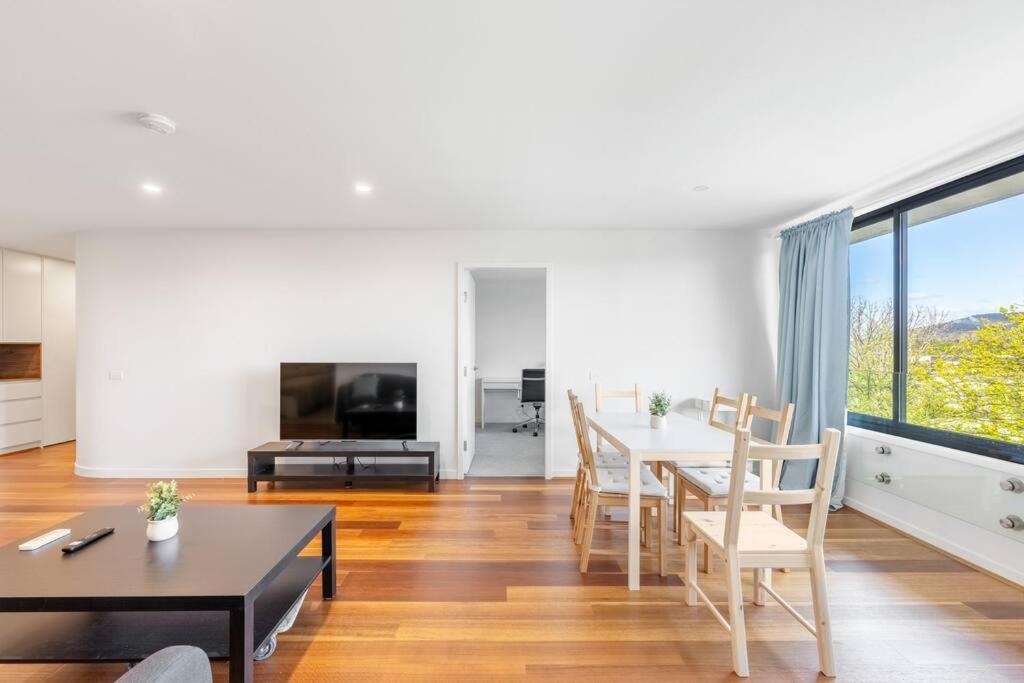 Modern Three Bedroom In Turner Apartment
