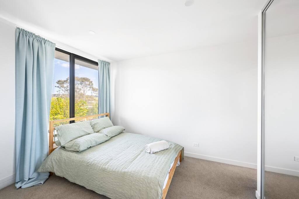 Modern Three Bedroom In Turner Apartment *
