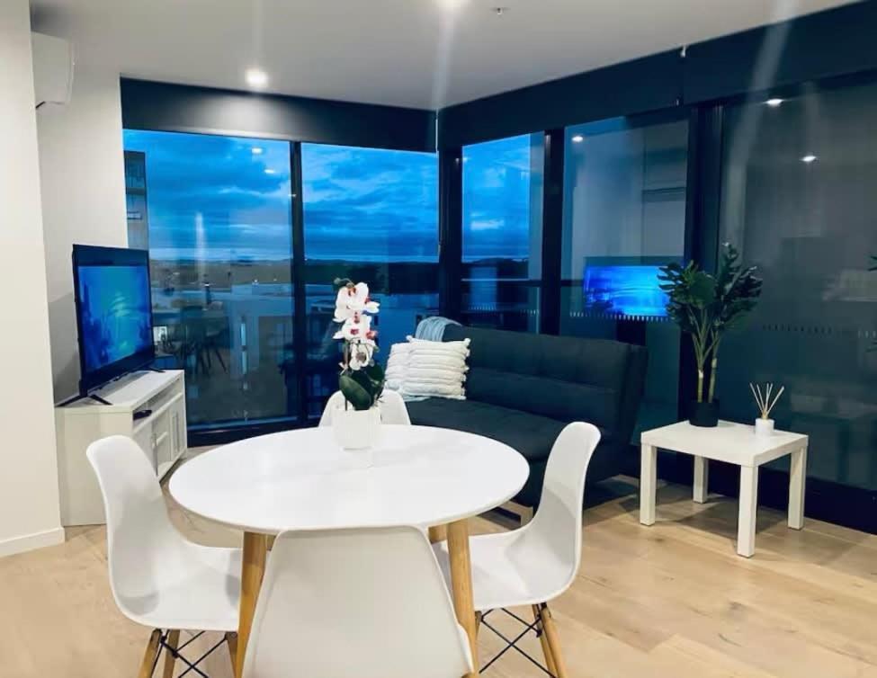 1br-1br-1car-sleeps 4-pool-cbd * Canberra