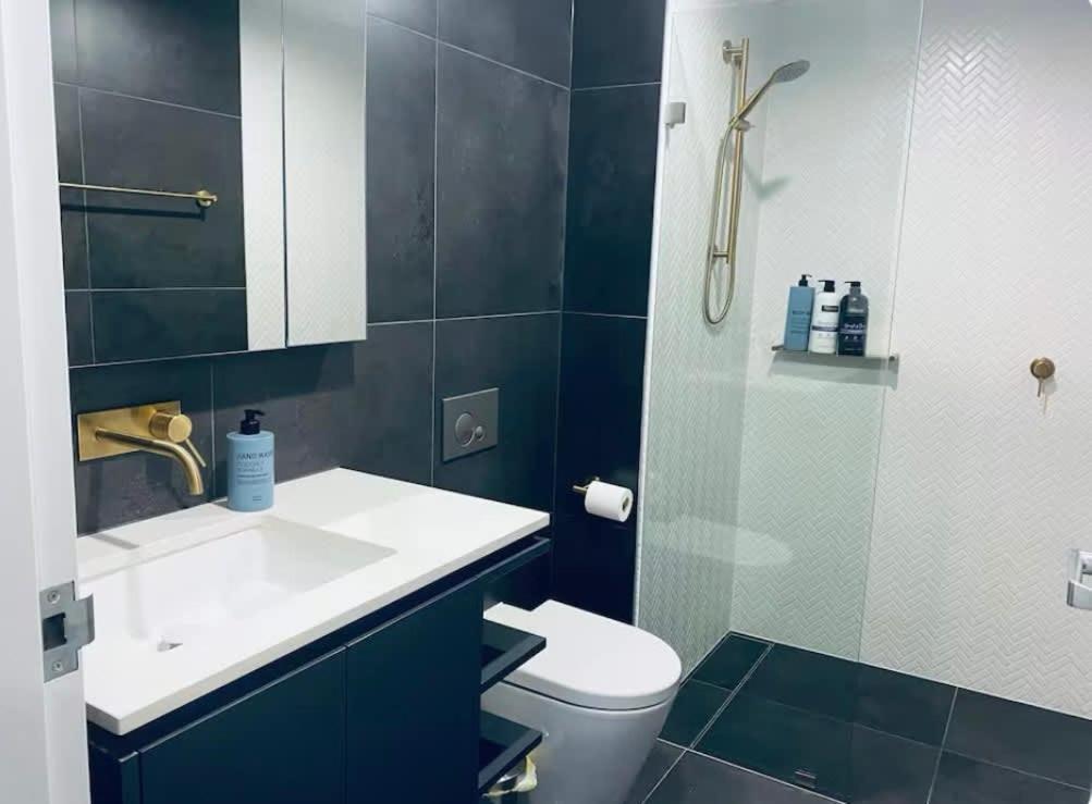 Apartment 1br-1br-1car-sleeps 4-pool-cbd