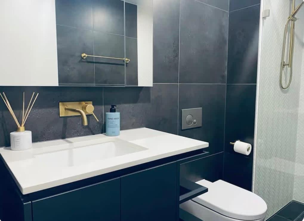 1br-1br-1car-sleeps 4-pool-cbd Apartment *