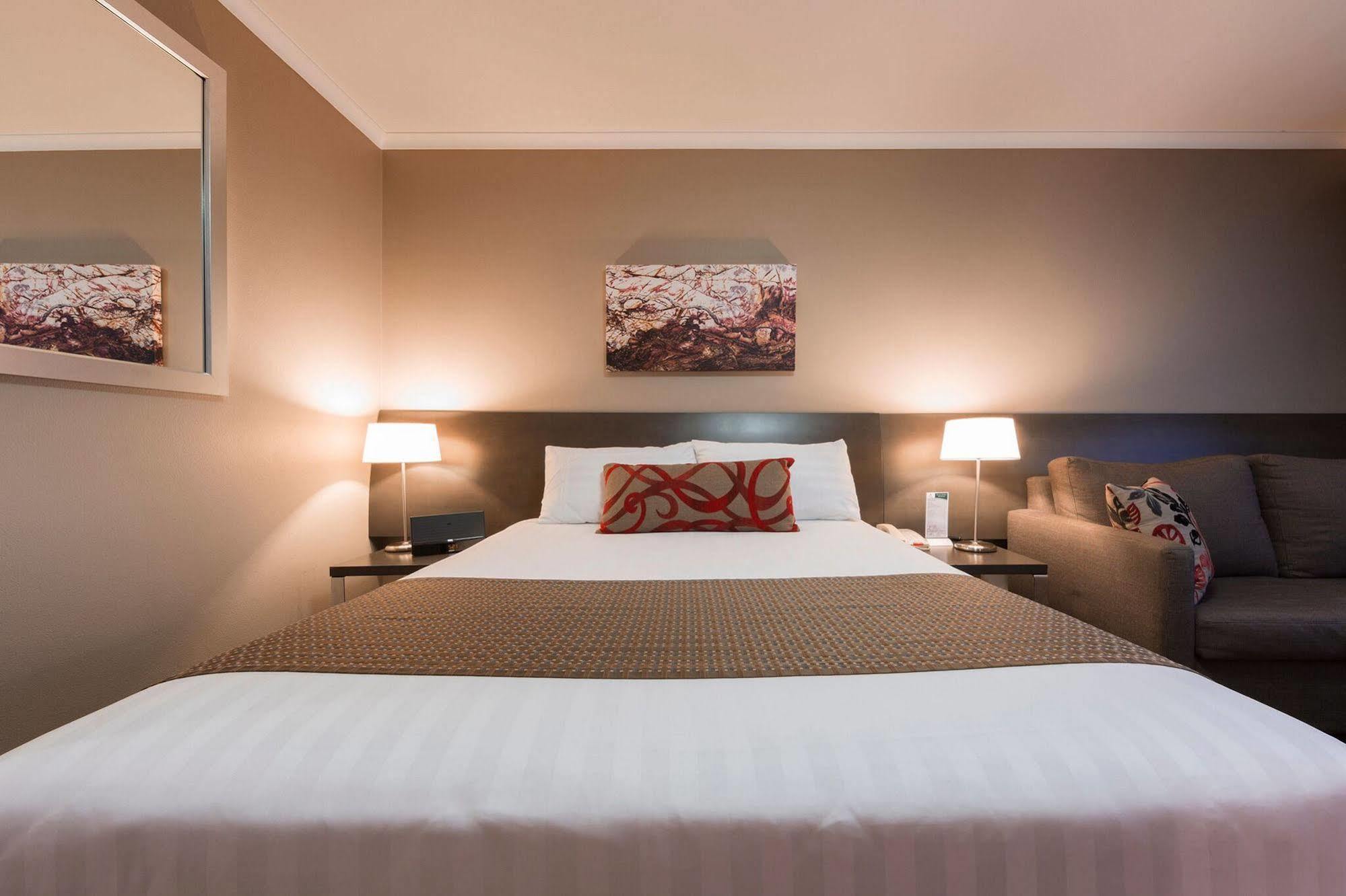 Pavilion On Northbourne Hotel 4*